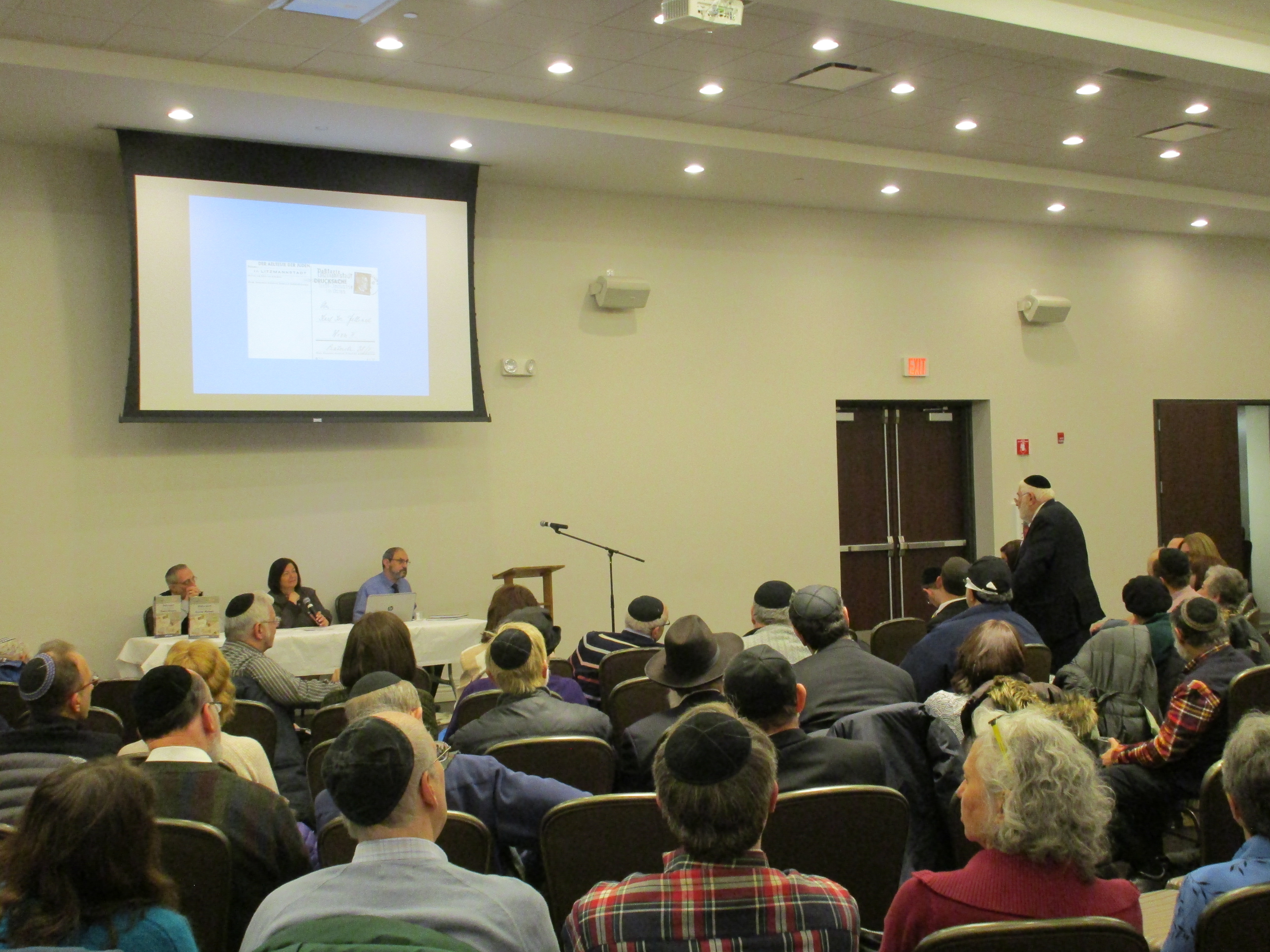 A Holocaust survivor who recently wrote his autobiography addresses author Justin Gordon and the speakers’ panel. 